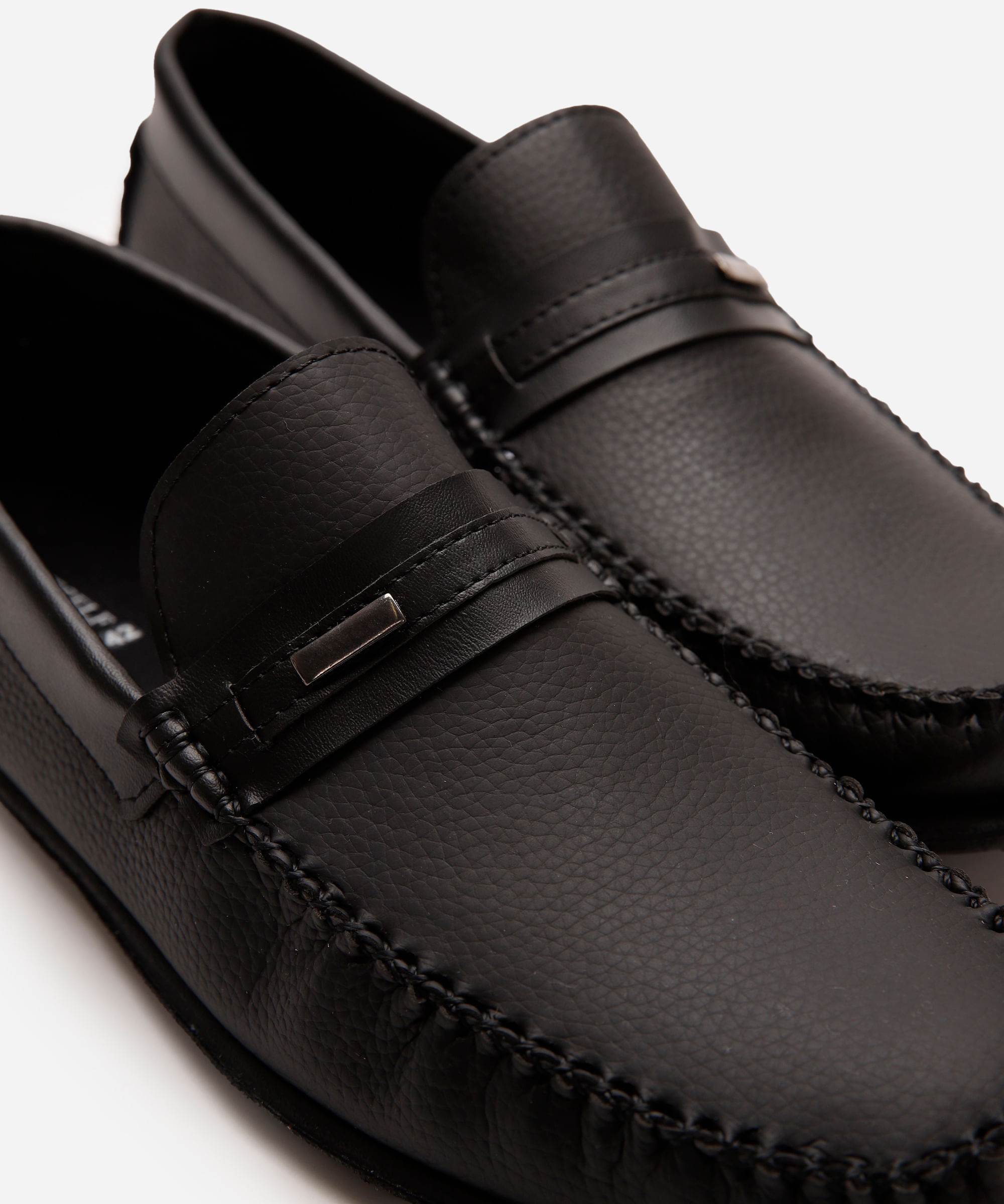 mocassim com recorte e fivela preto