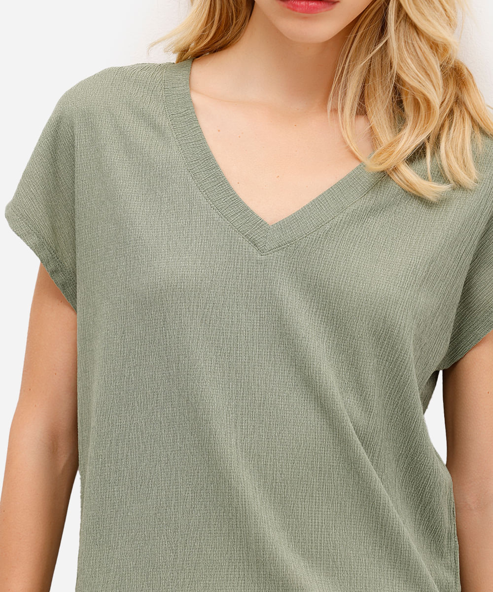 camiseta decote v manga curta texturizada verde
