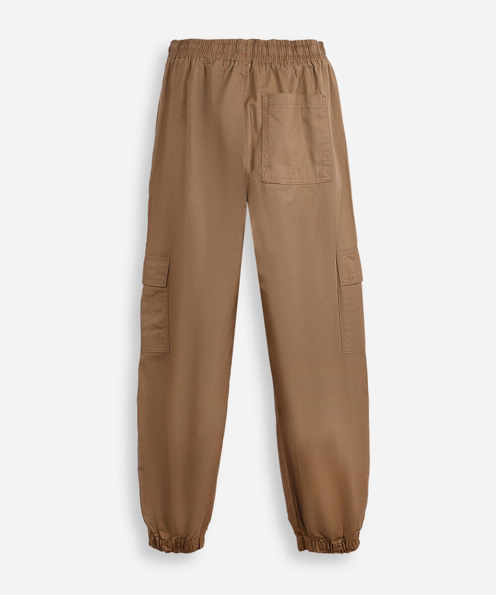calça jogger juvenil de sarja com bolsos cargo bege