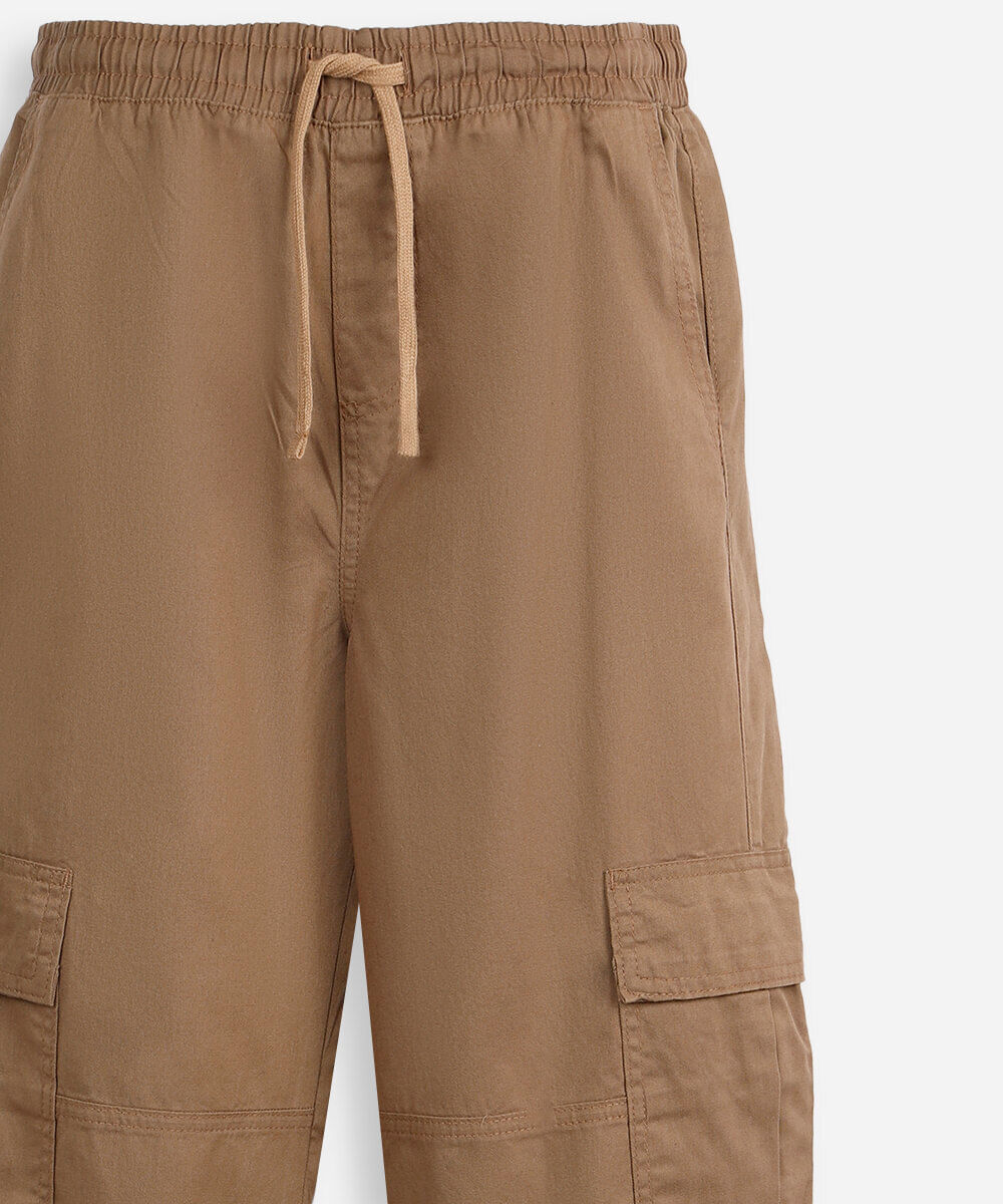 calça jogger juvenil de sarja com bolsos cargo bege