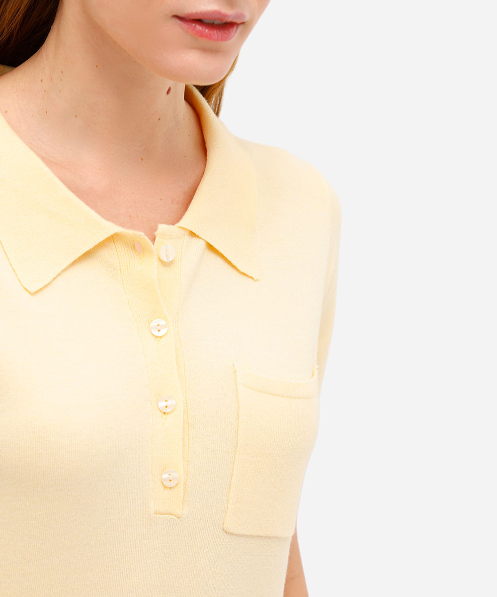 polo feminina de tricot com bolso amarela