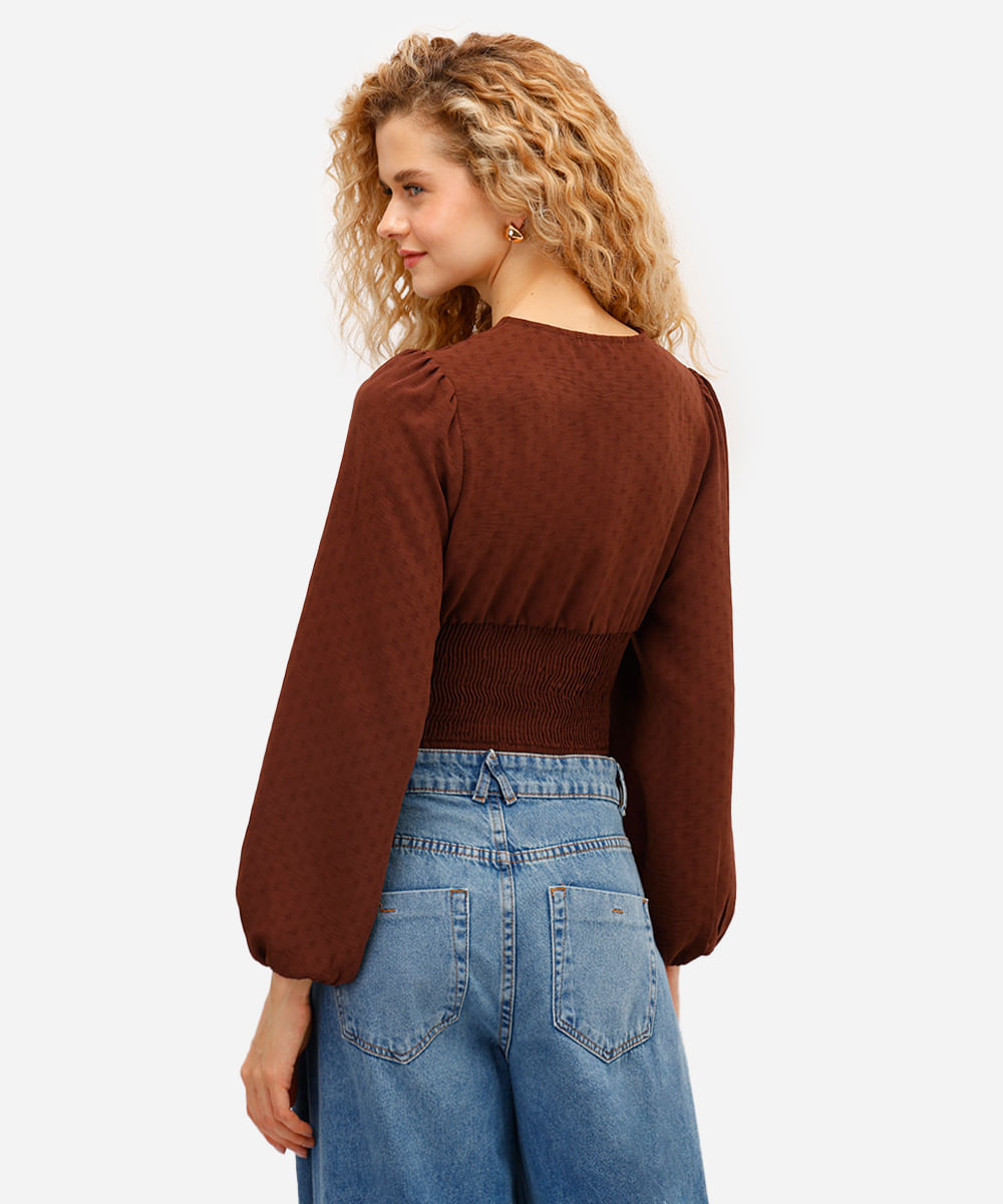 cropped feminino manga bufante com pregas texturizado marrom
