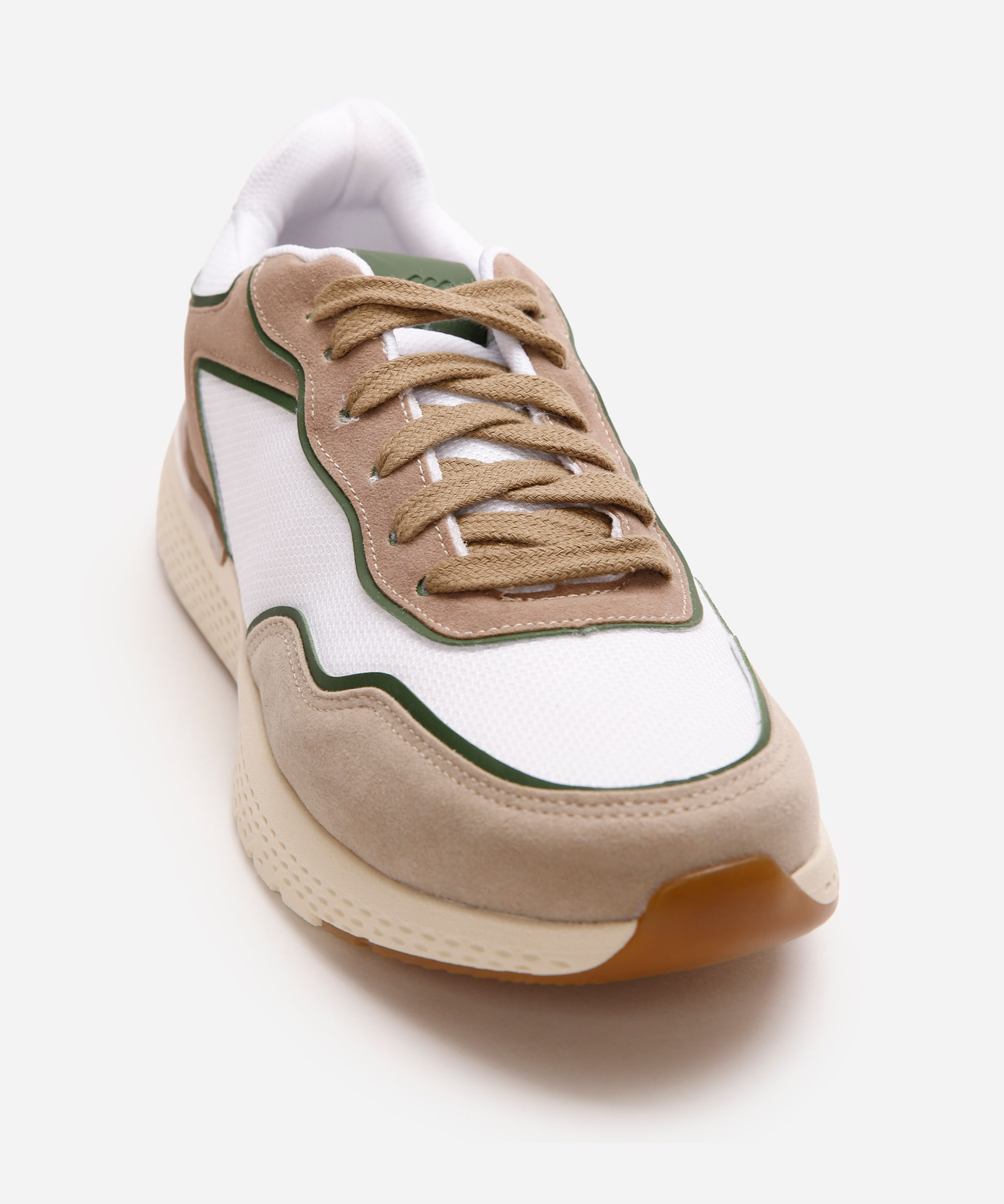 tênis esportivo masculino com recortes branco