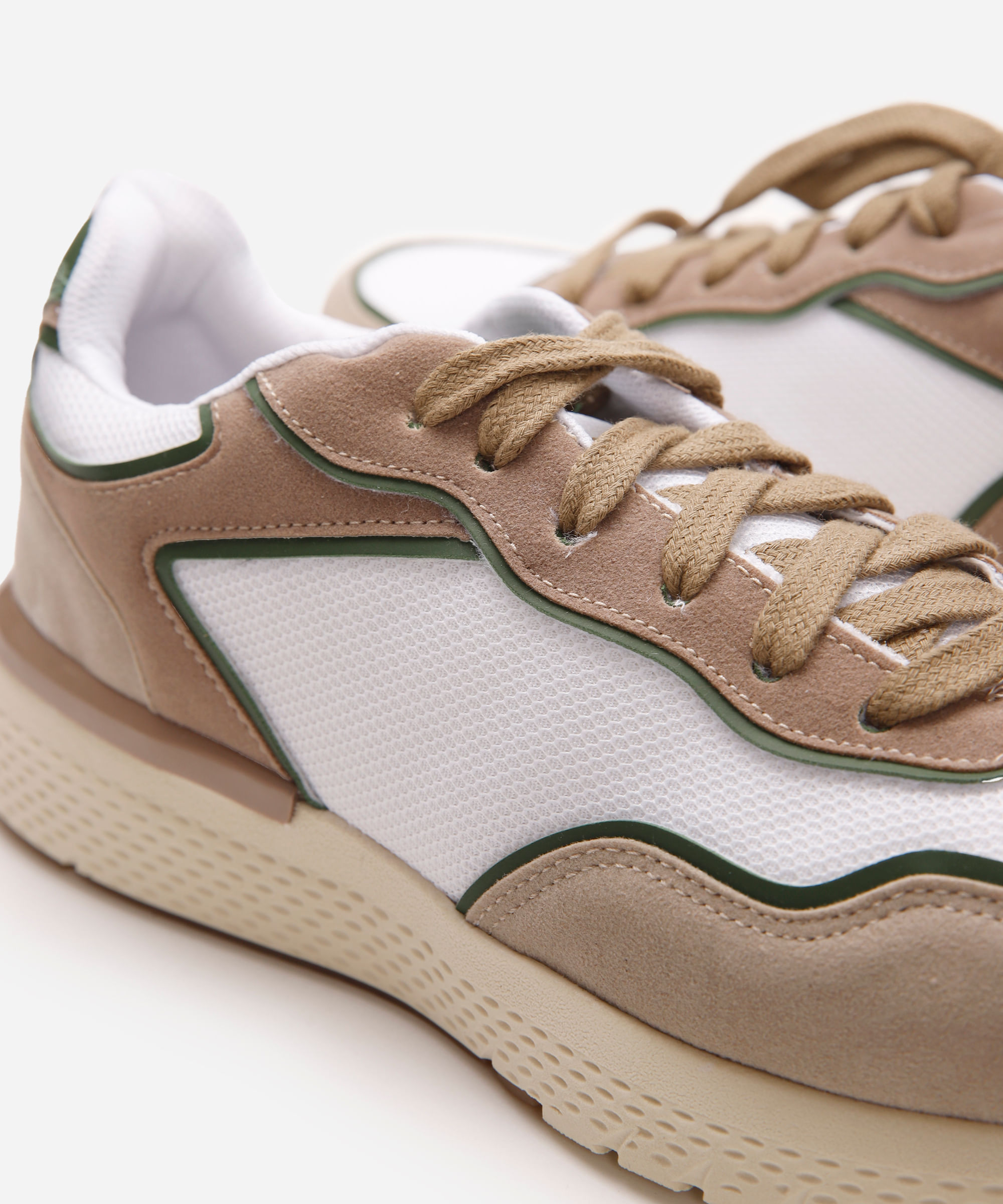 tênis esportivo masculino com recortes branco