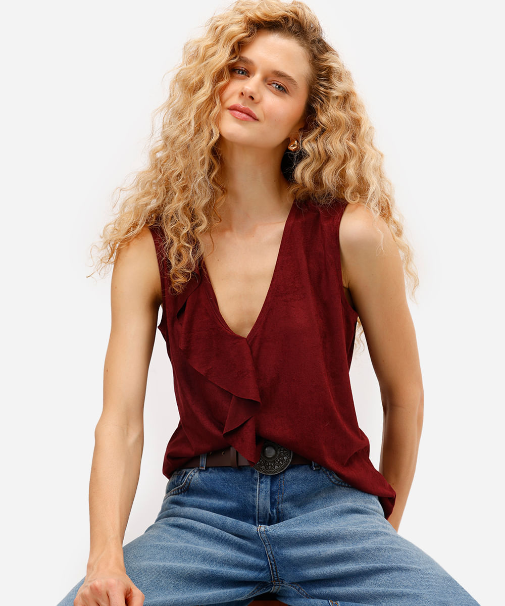 regata feminina de suede decote v com babados vinho