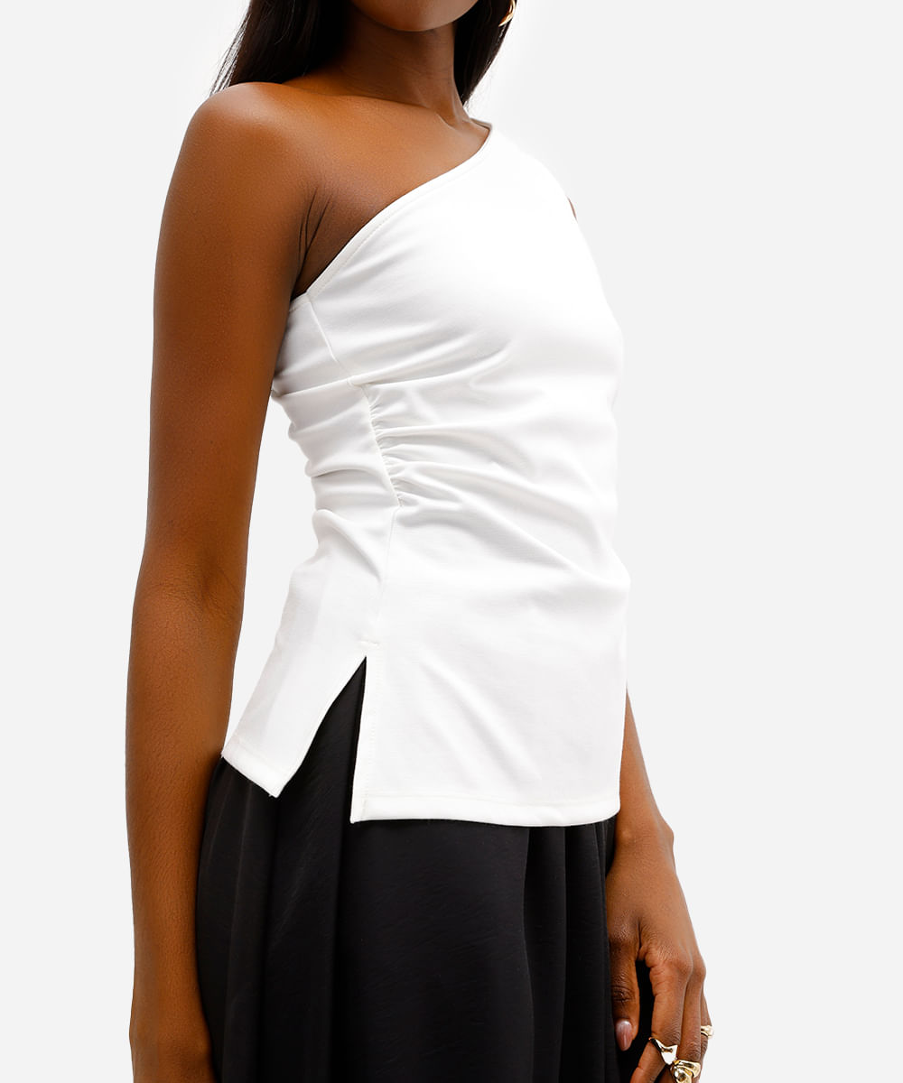 blusa ombro único feminina franzida com fendas off white