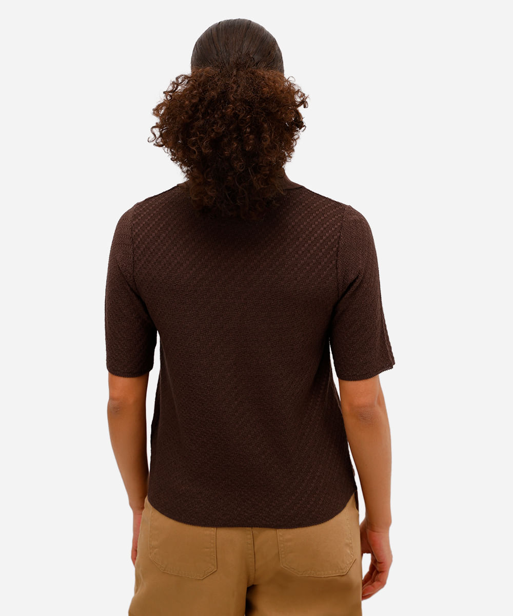 polo feminina de tricot texturizado manga curta marrom