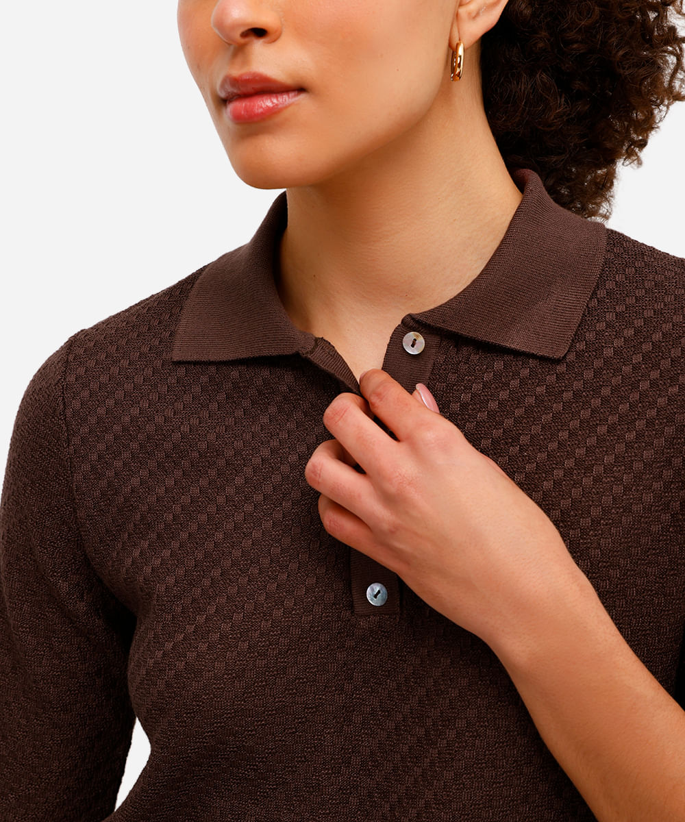 polo feminina de tricot texturizado manga curta marrom