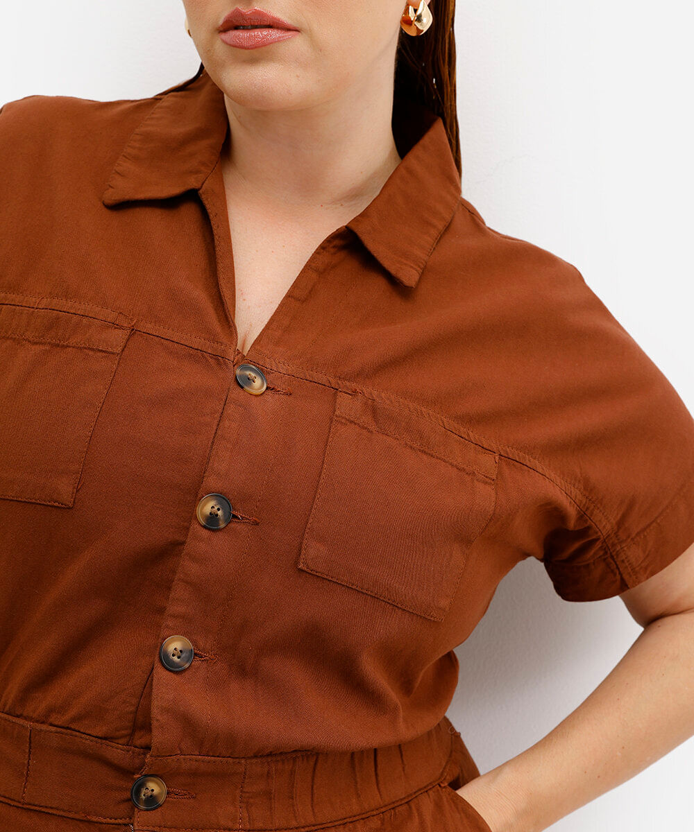 macacão feminino de sarja plus size marrom