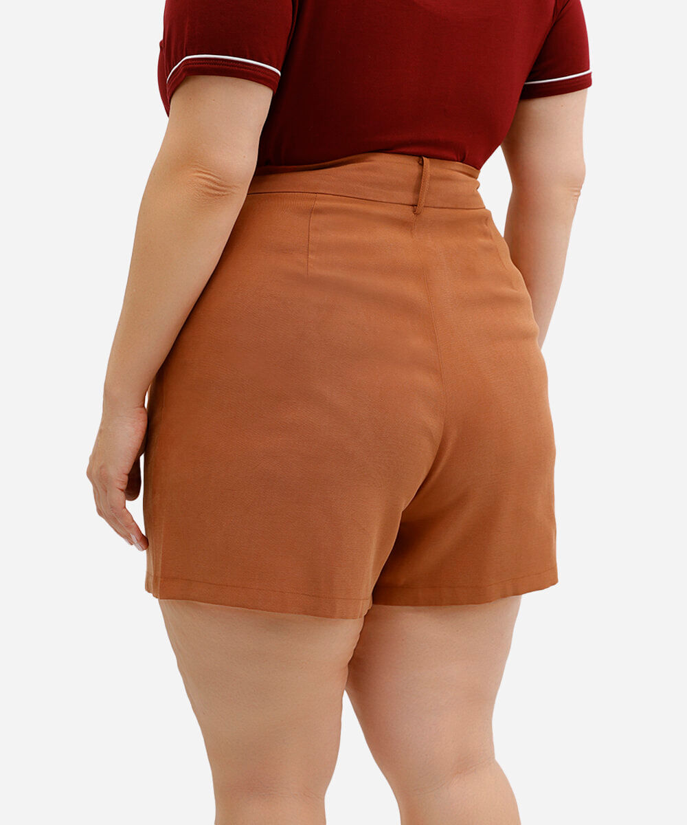 short feminino de alfaiataria com pregas plus size marrom
