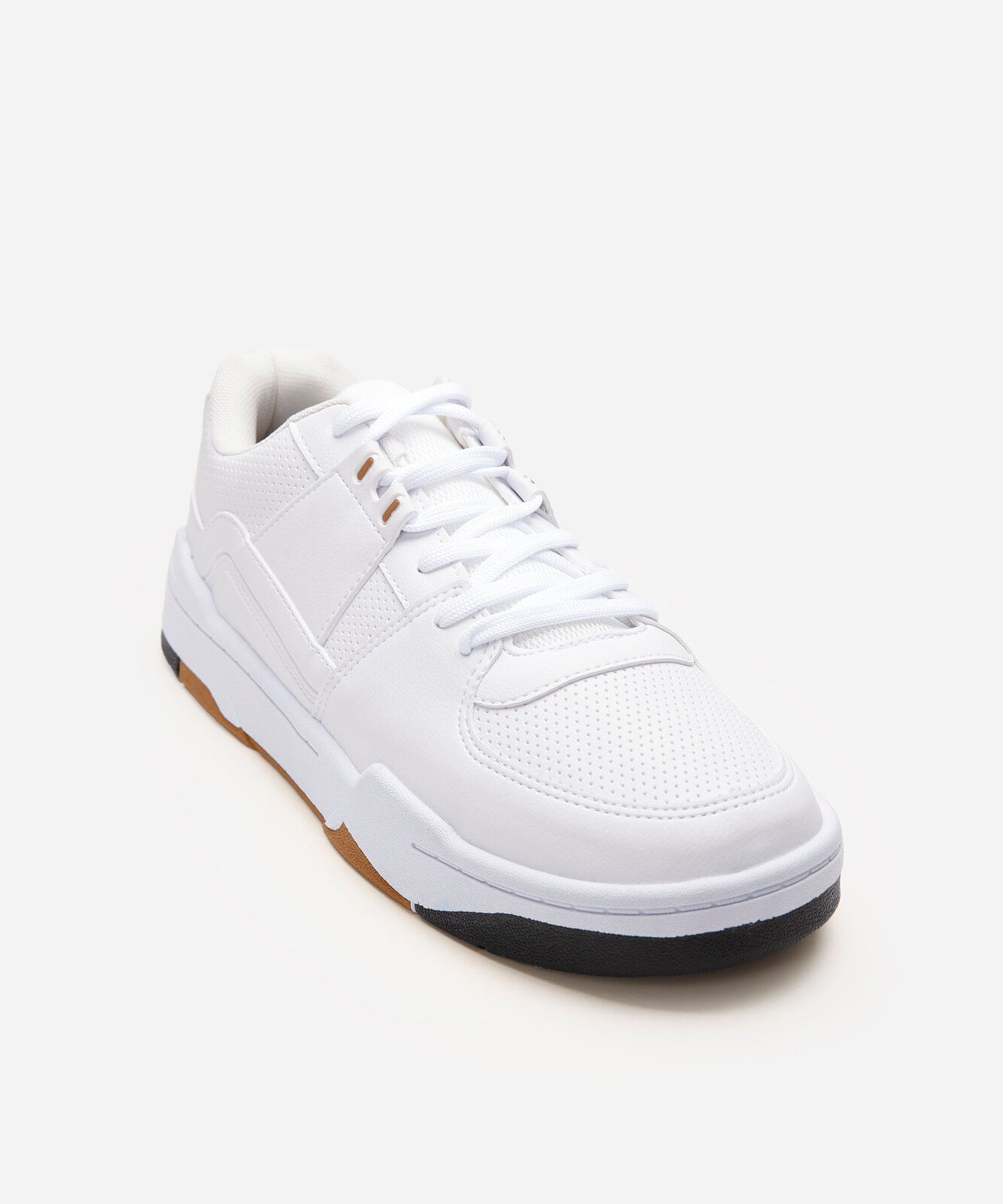 tênis casual com recortes branco