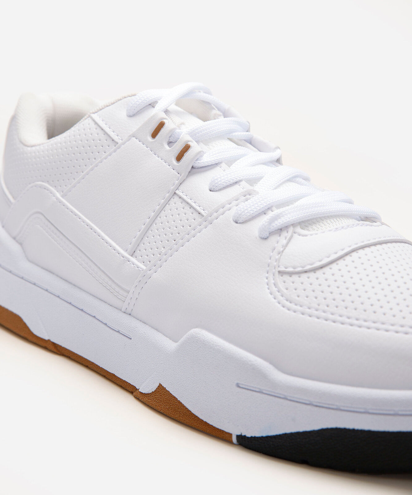 tênis casual com recortes branco
