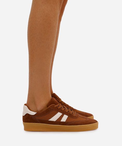 tênis casual masculino com recortes texturizado marrom