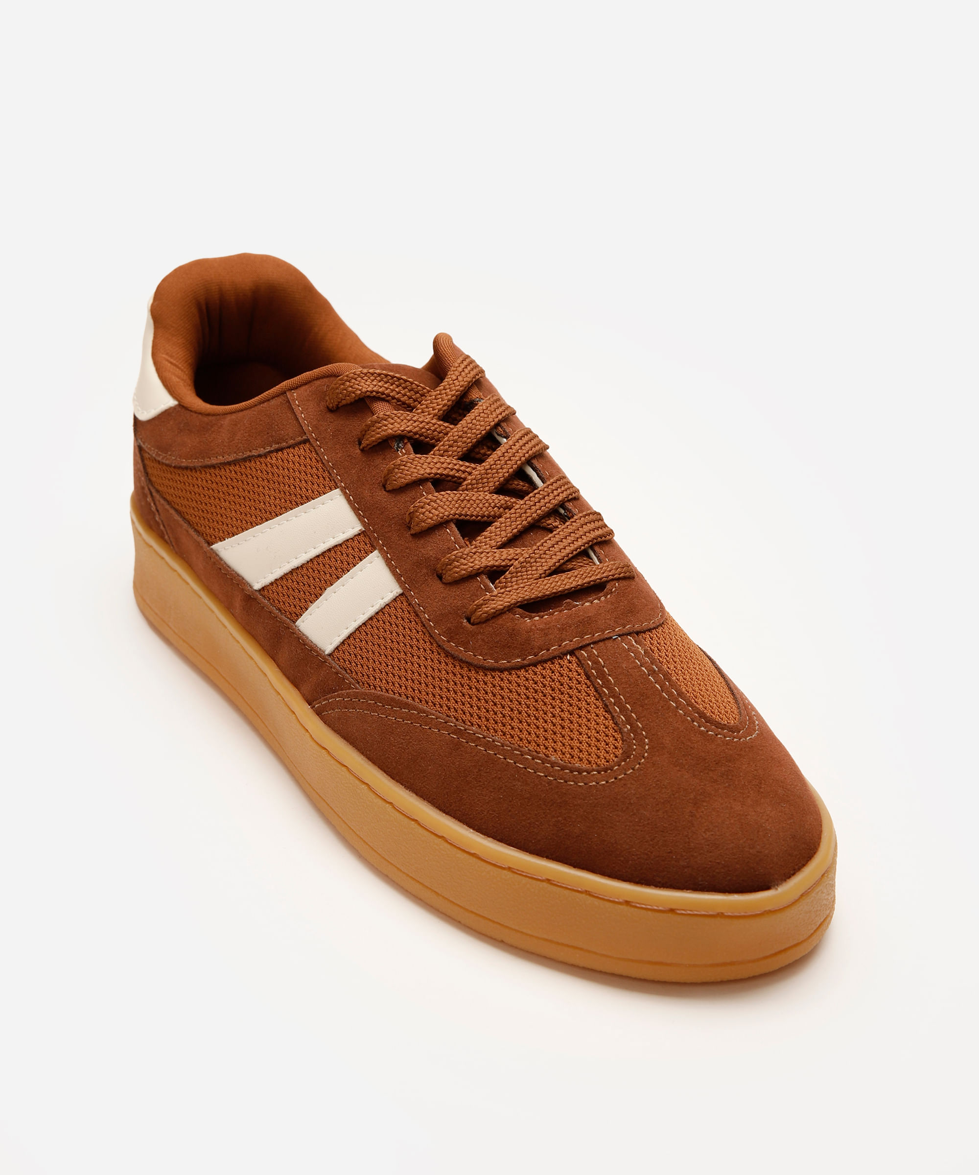 tênis casual masculino com recortes texturizado marrom