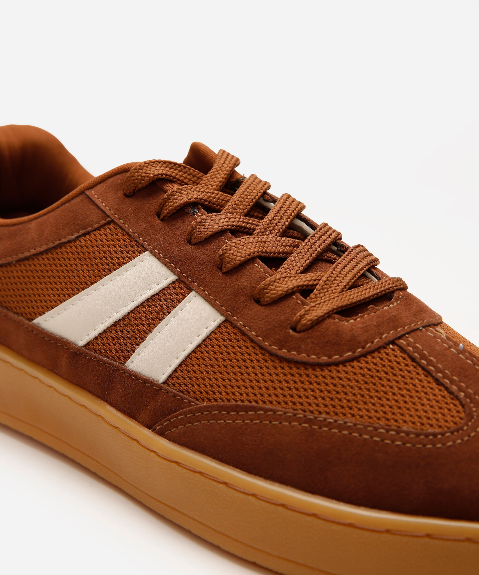 tênis casual masculino com recortes texturizado marrom