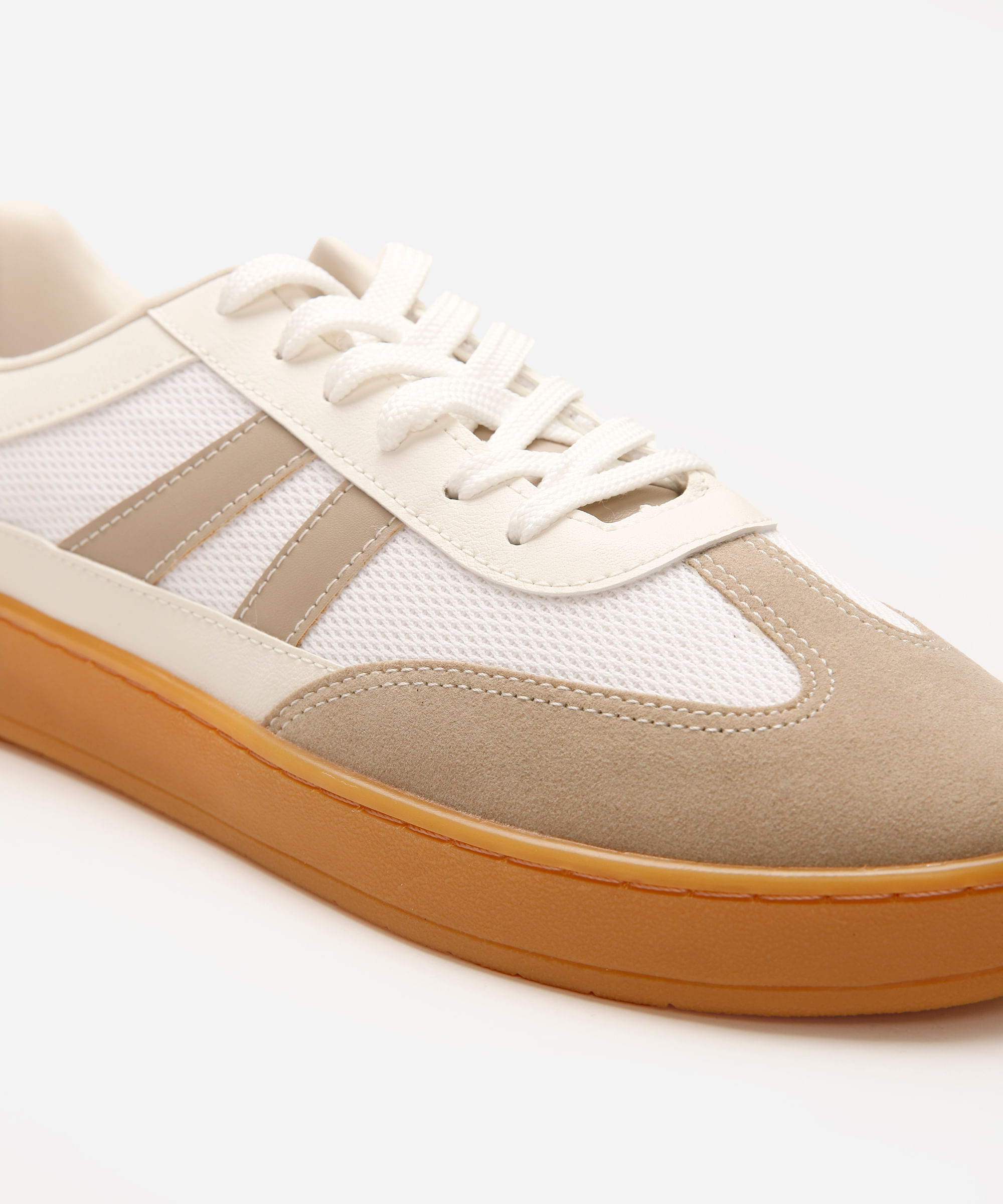 tênis casual masculino com recortes texturizado off white