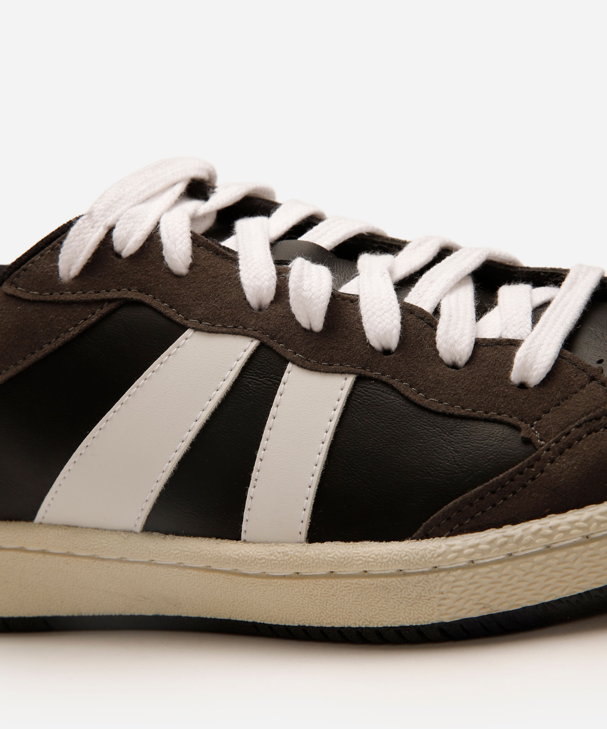 tênis casual com recortes preto