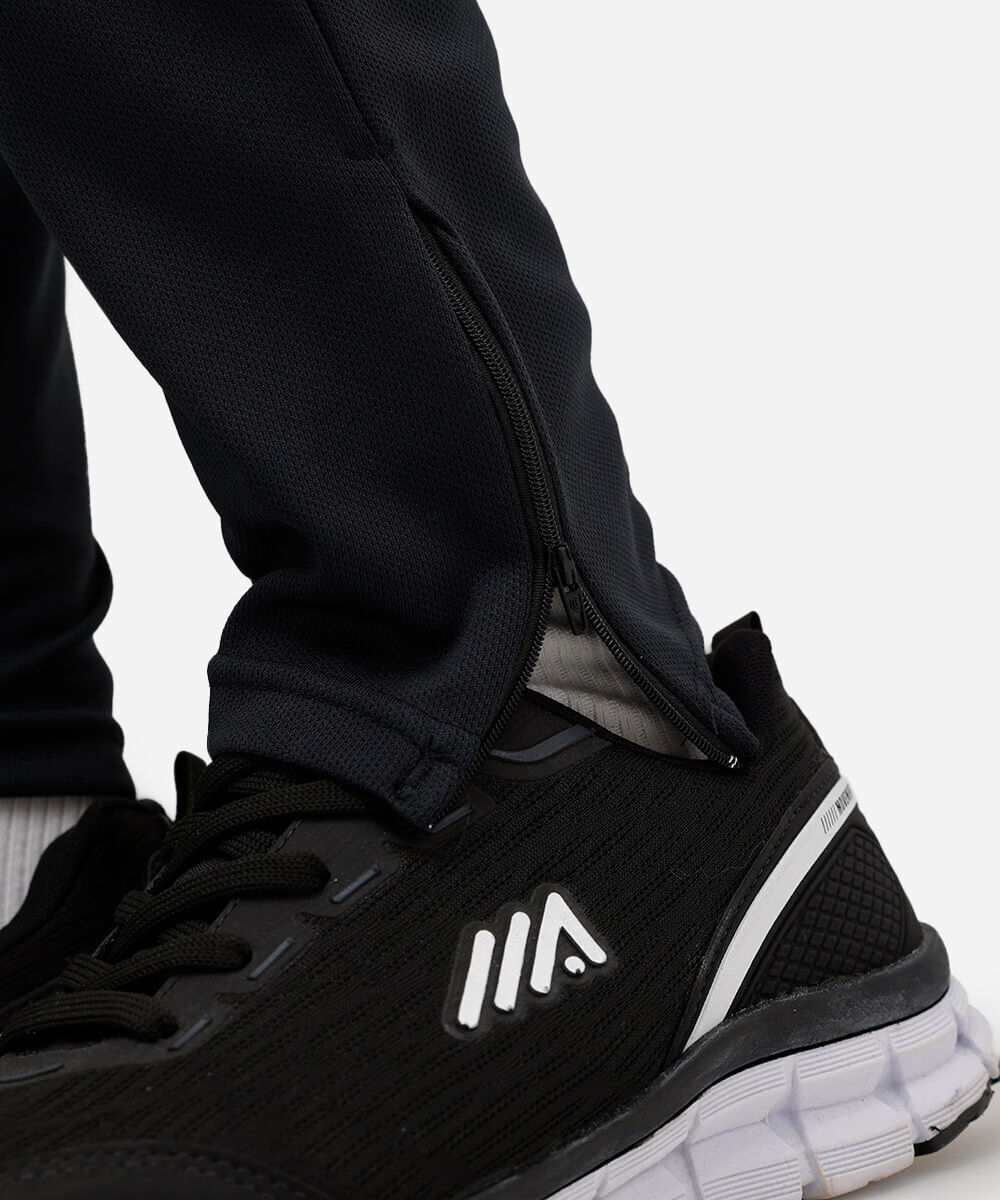 calça slim com recorte elástico e zíper esportiva preta