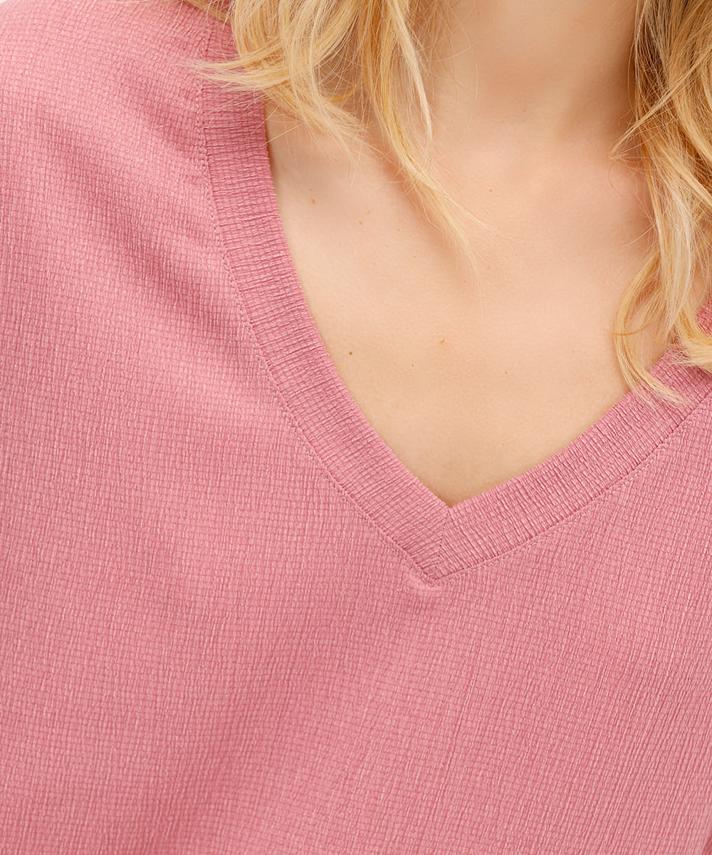 camiseta decote v manga curta texturizada rosa