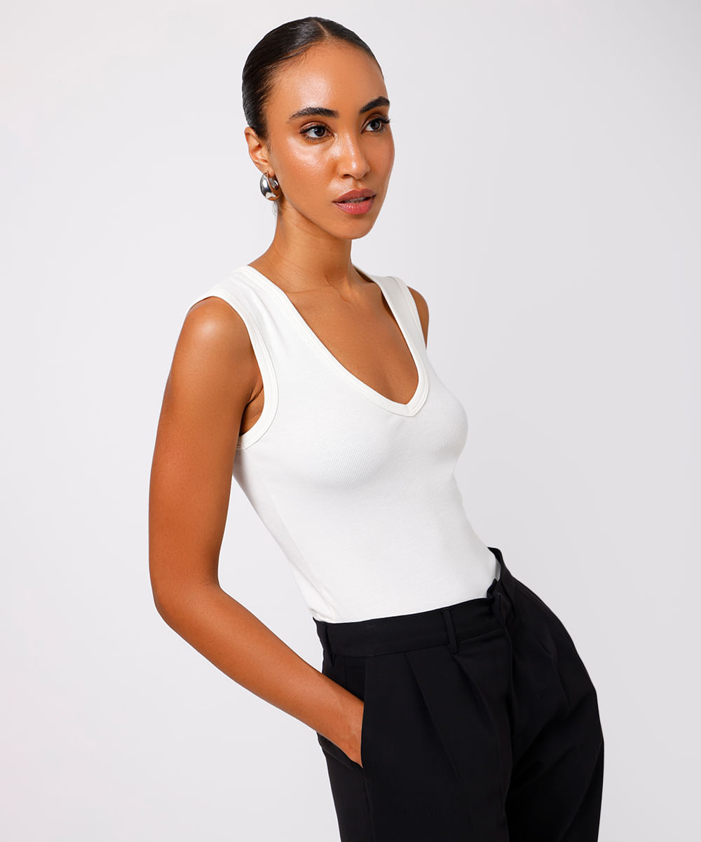 regata feminina de algodão peruano decote v canelada mindset off white