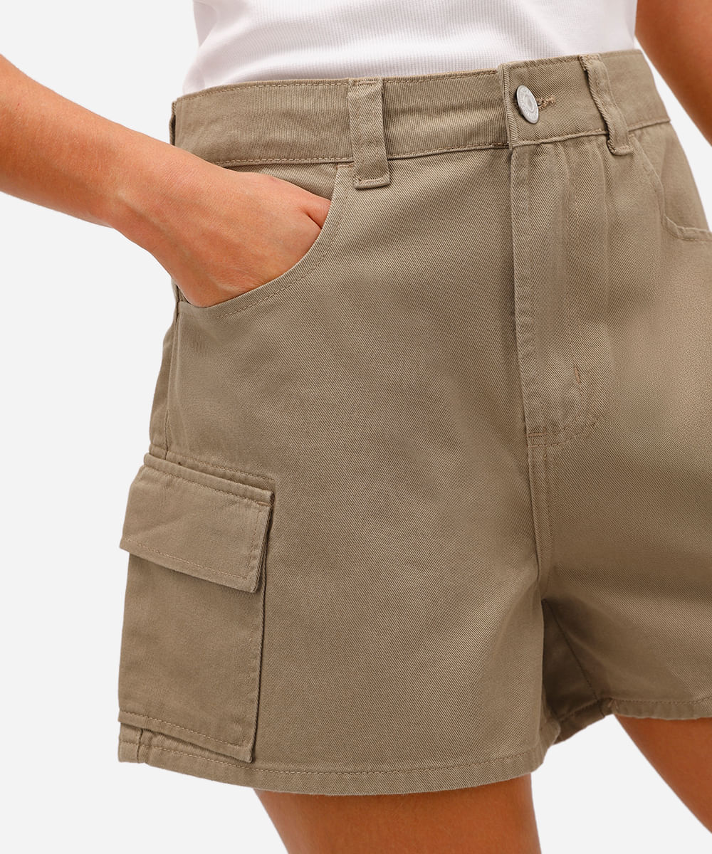 short cargo feminino de sarja cintura alta bege