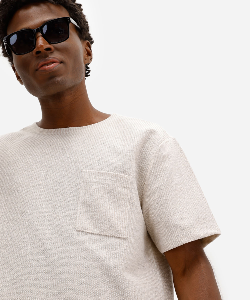 camiseta masculina com bolso texturizada bege