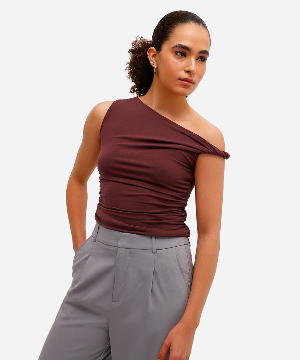 blusa feminina franzida assimétrica vinho