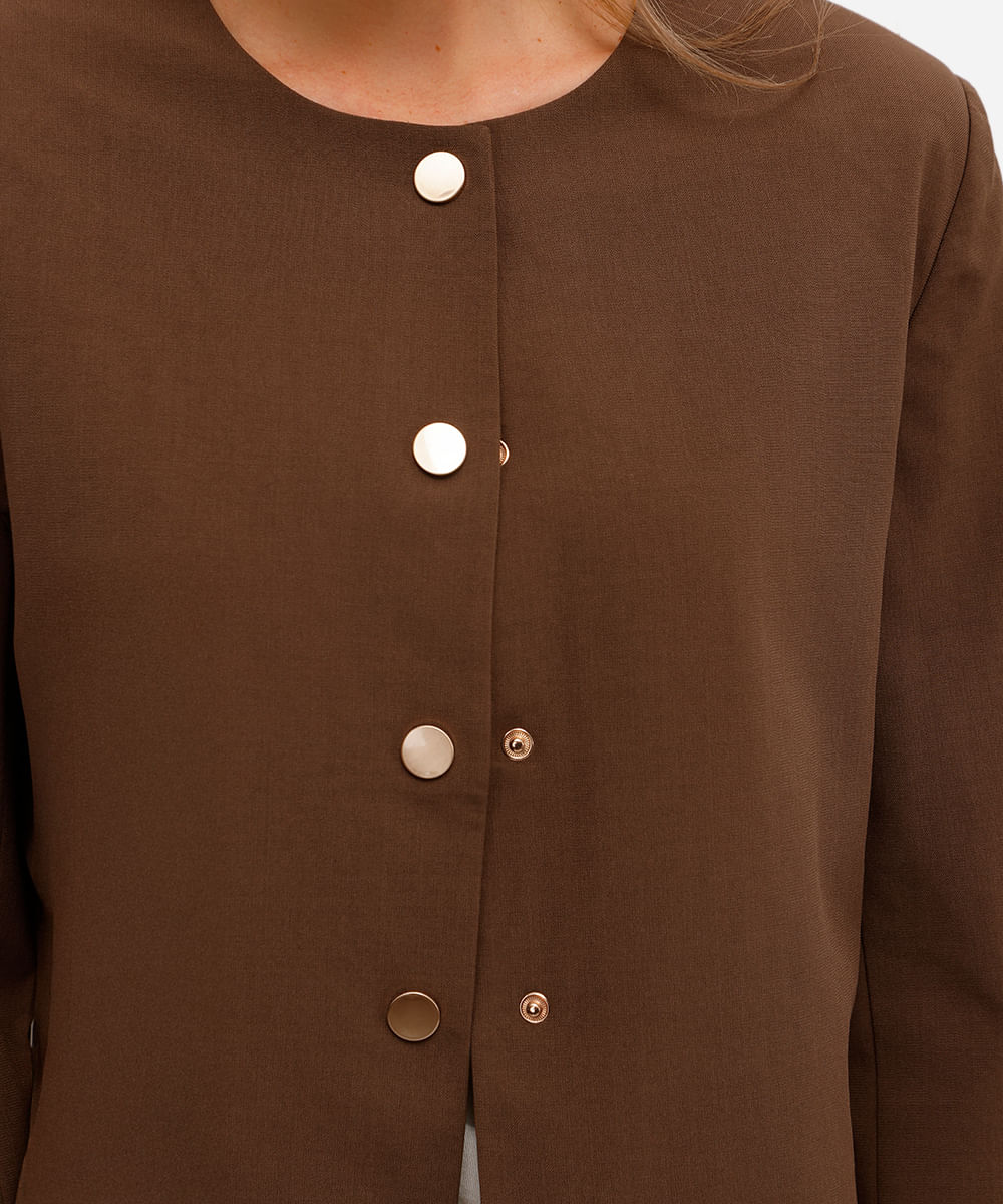 casaco feminino com botões marrom
