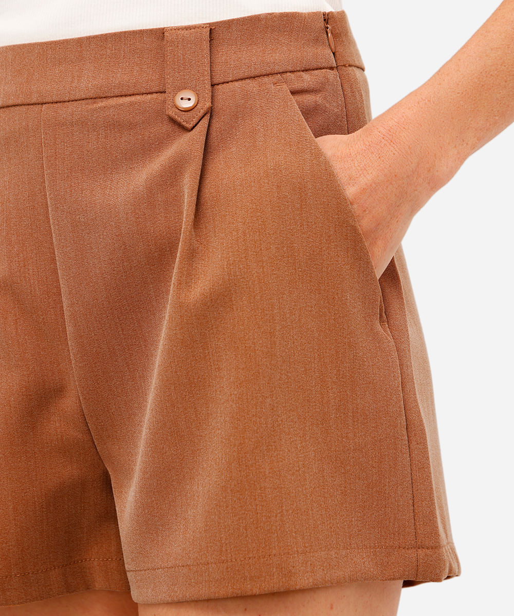 short feminino de alfaiataria com bolsos marrom