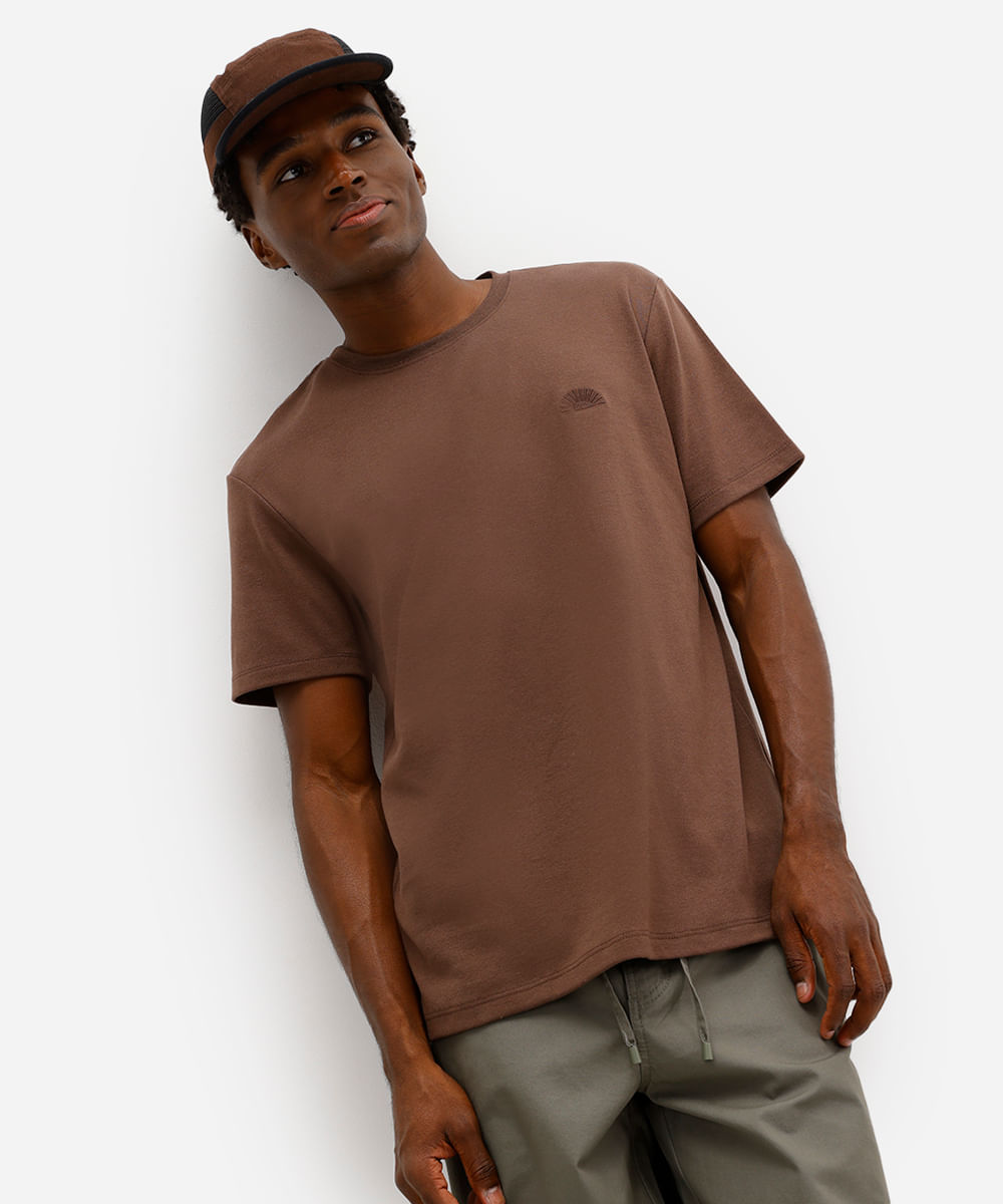 camiseta masculina manga curta com bordado marrom