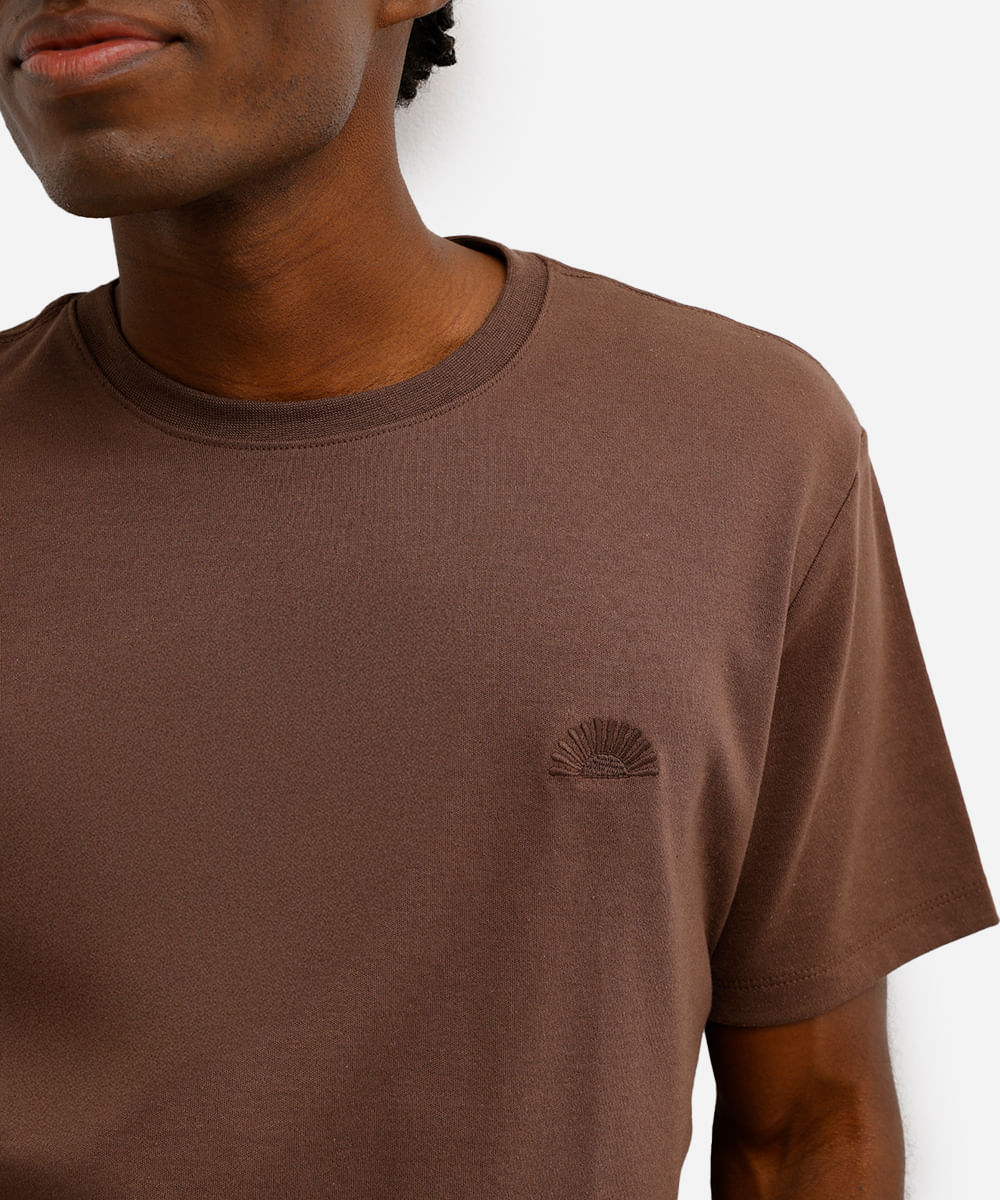 camiseta masculina manga curta com bordado marrom