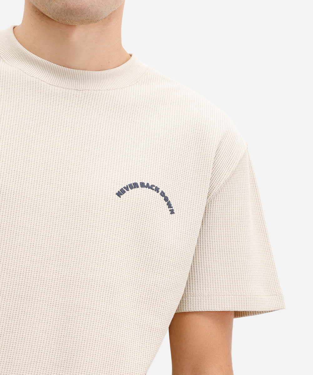 camiseta masculina texturizada estampada bege