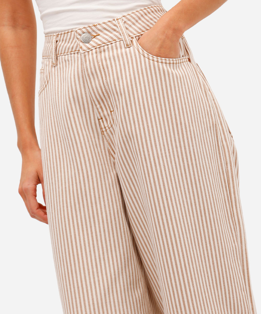 calça balloon feminina de sarja com pregas listrada off white