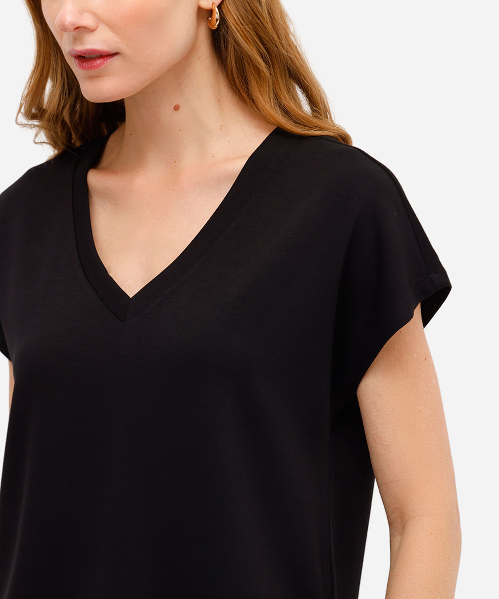 blusa básica feminina decote v manga curta preta