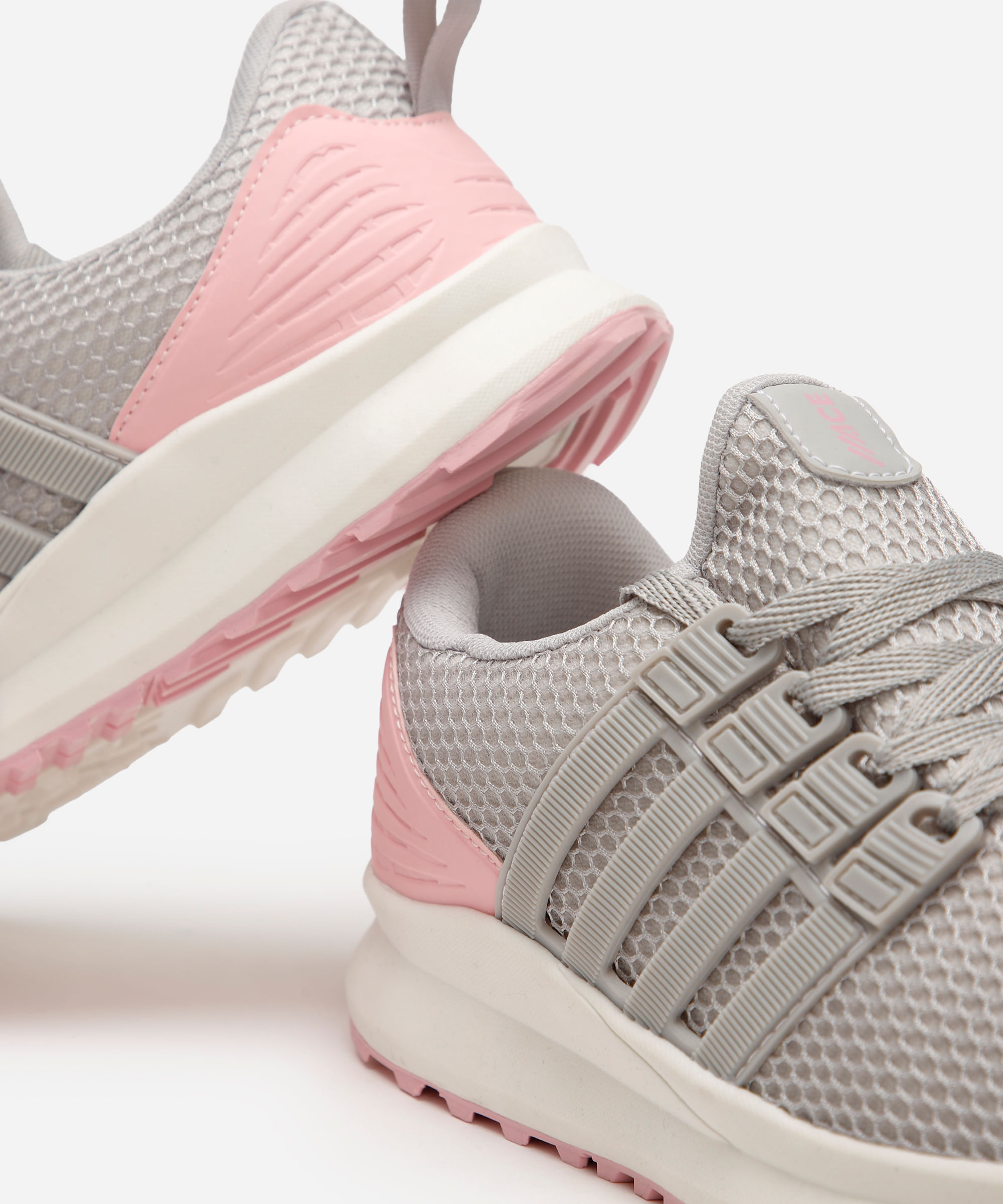 tênis esportivo feminino texturizado cinza