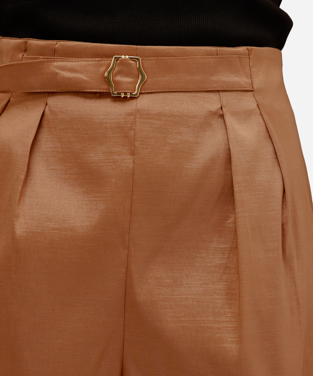 short feminino de alfaiataria em tafetá marrom
