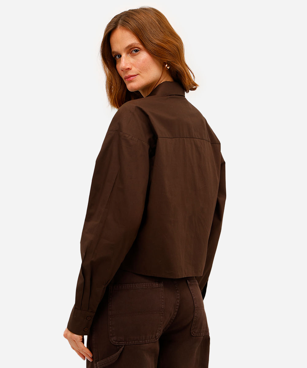 camisa cropped manga longa com bolsos marrom