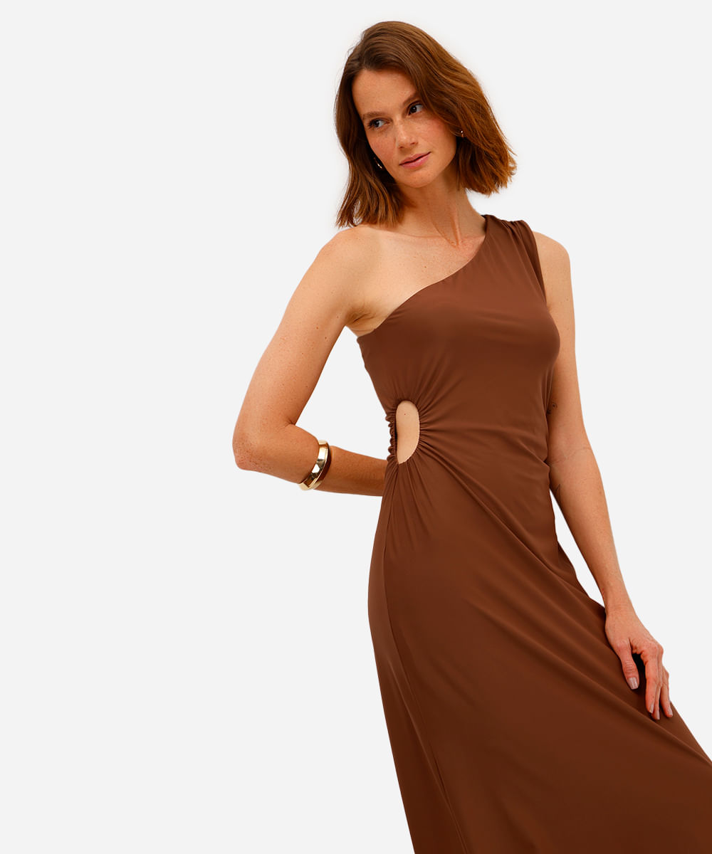 vestido midi feminino ombro único com recorte e franzidos marrom