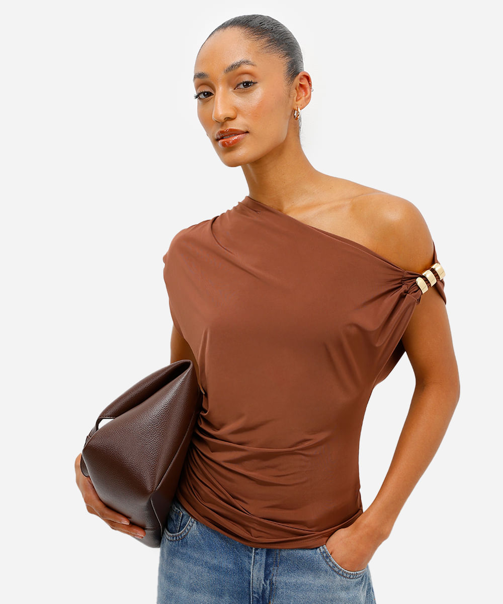 blusa feminina assimétrica franzida marrom