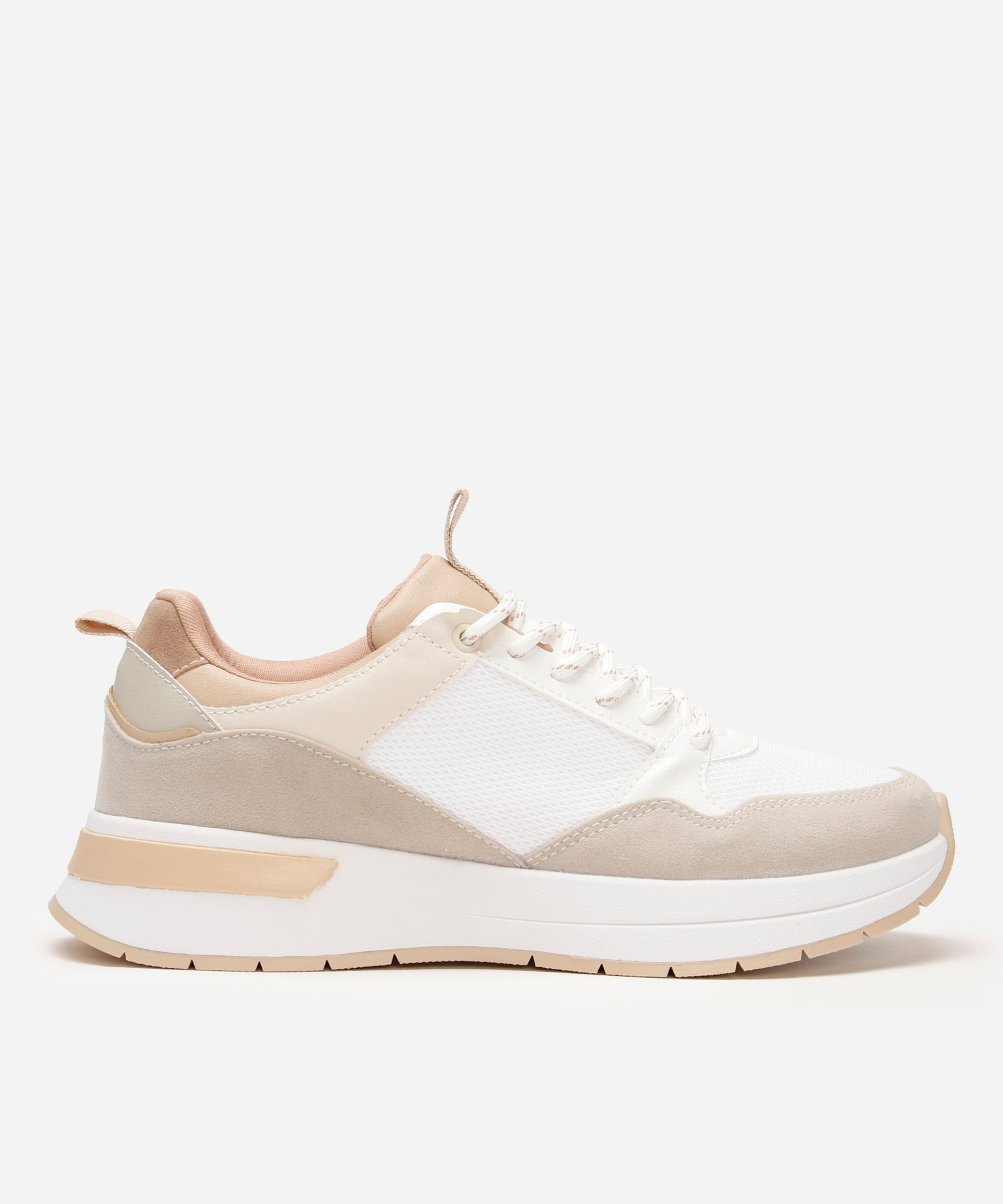 tênis esportivo feminino com recortes branco