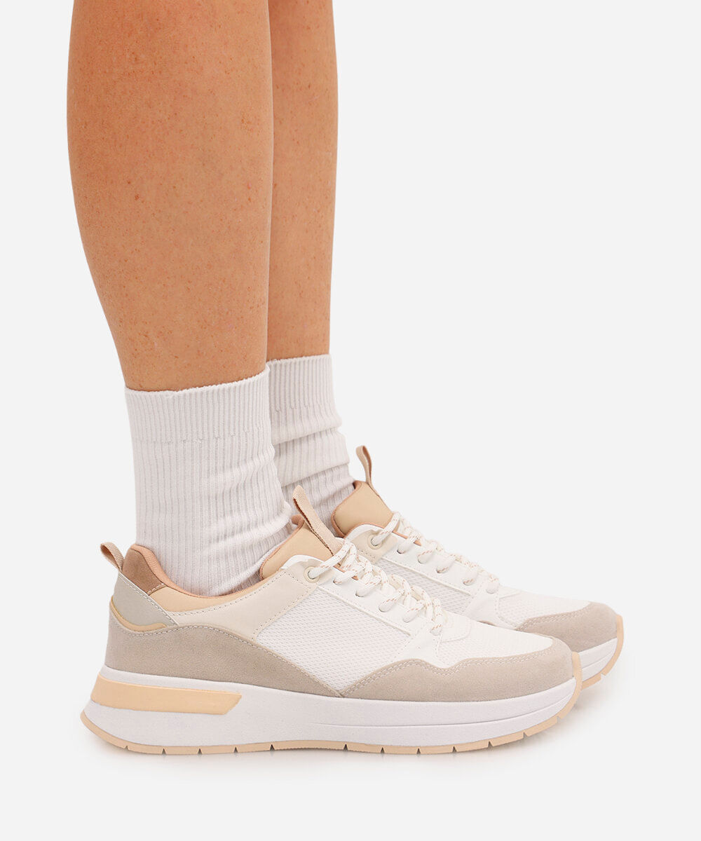 tênis esportivo feminino com recortes branco