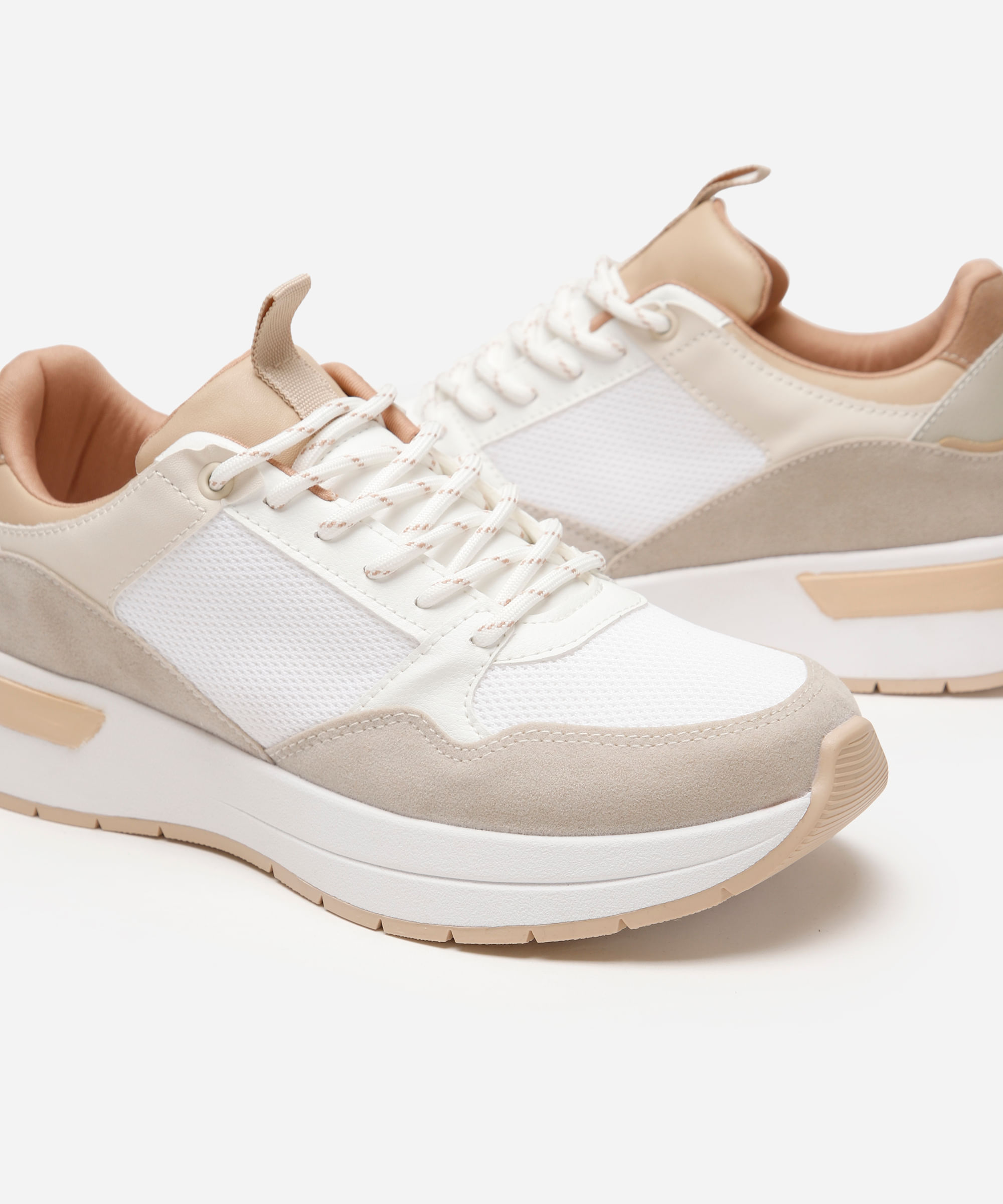 tênis esportivo feminino com recortes branco