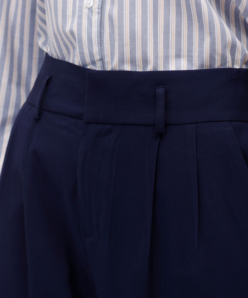 calça feminina de alfaiataria com pregas azul