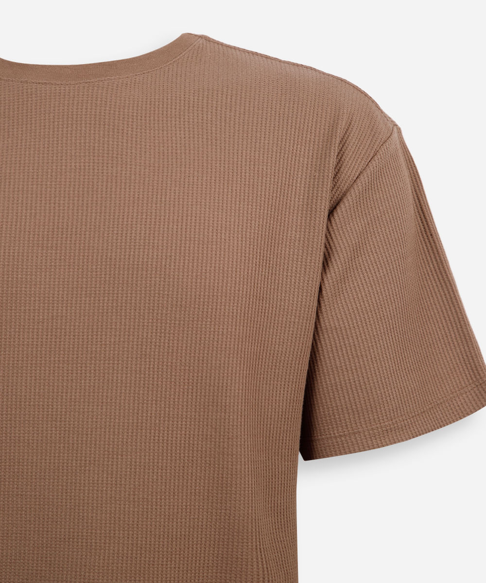 camiseta juvenil texturizada manga curta marrom