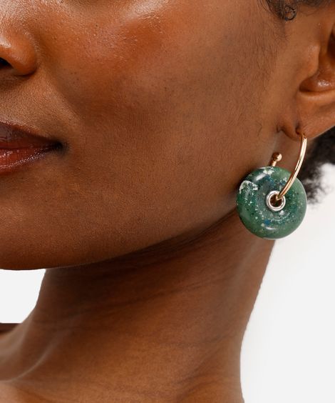 brinco argola com pingente dourado