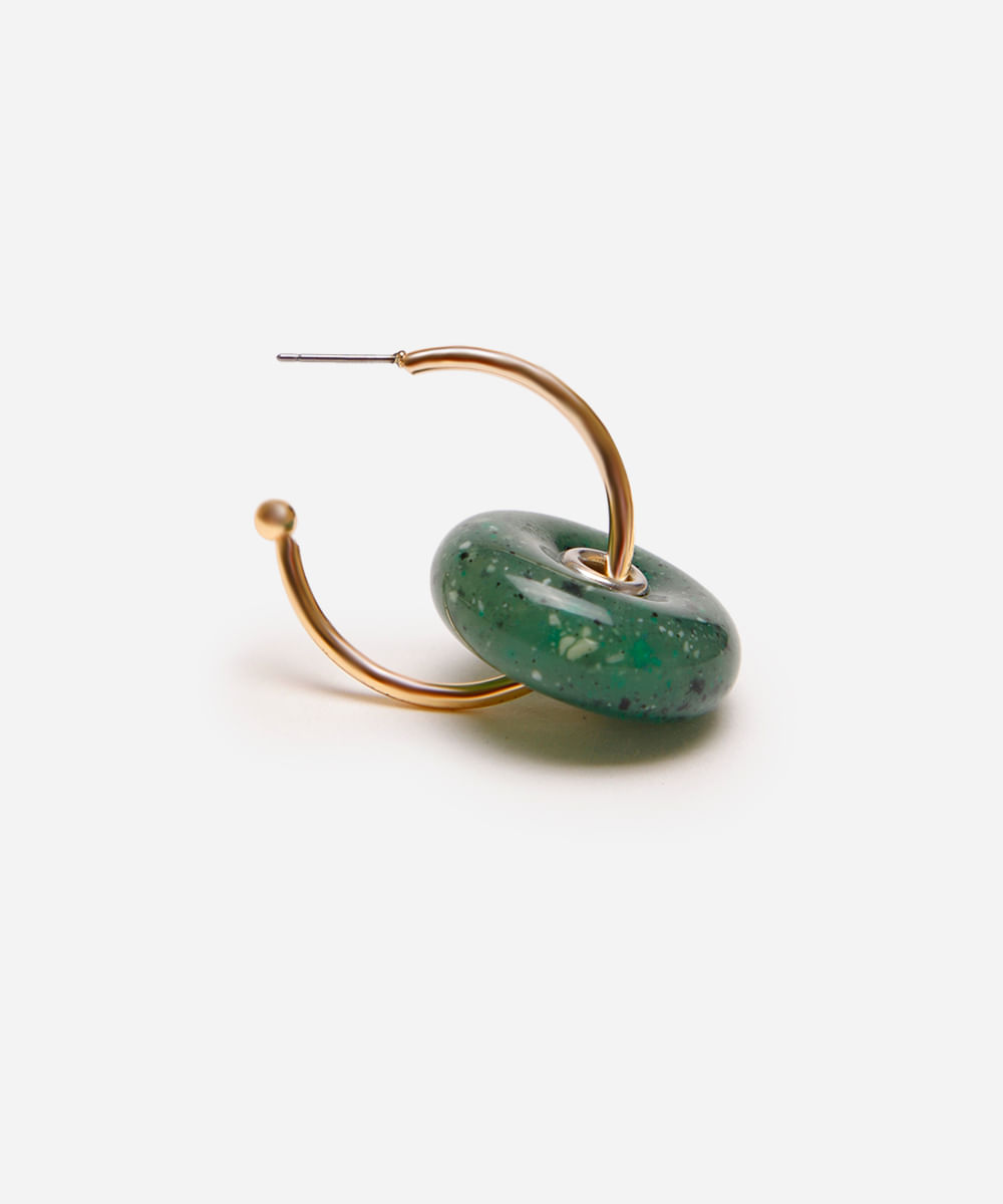 brinco argola com pingente dourado