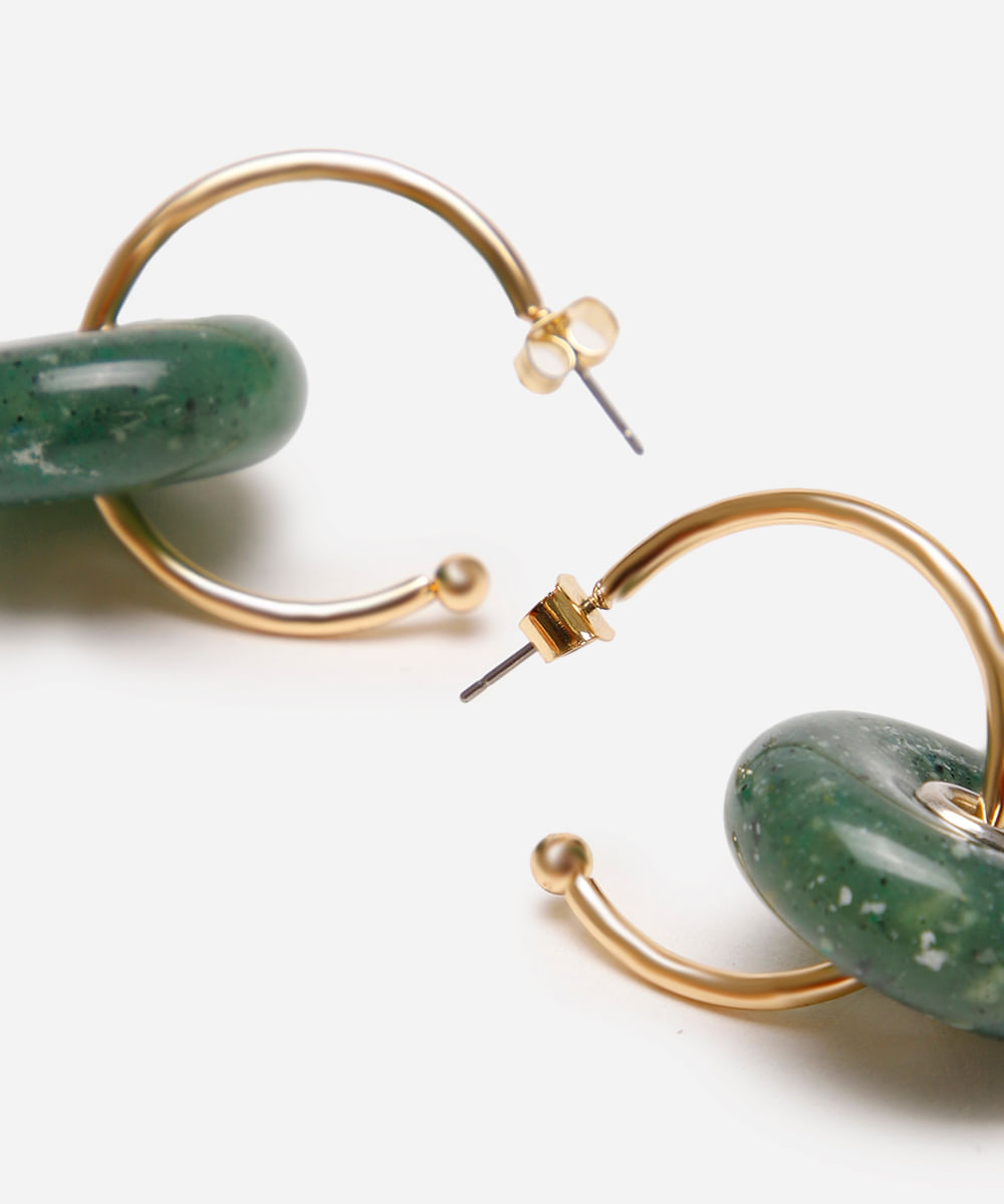 brinco argola com pingente dourado