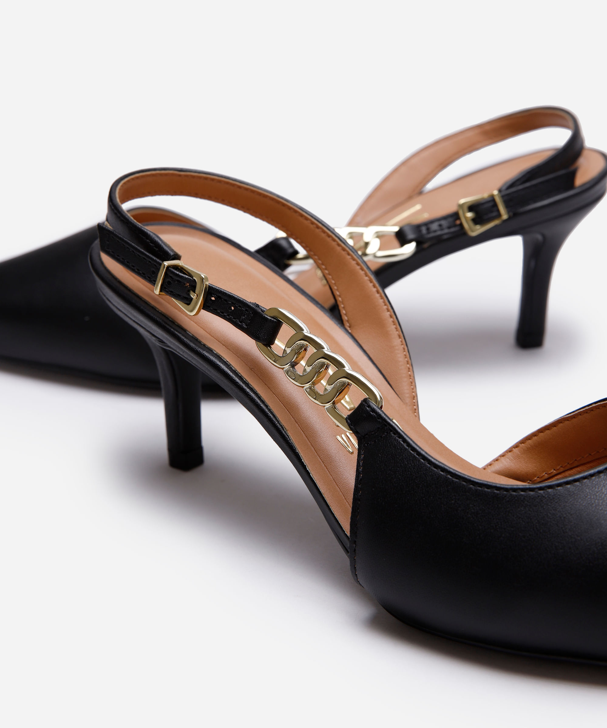 scarpin vizzano bico fino com elos preto