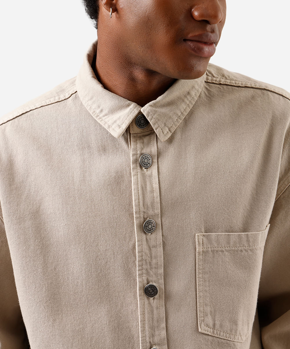 camisa overshirt masculina de sarja com bolso bege