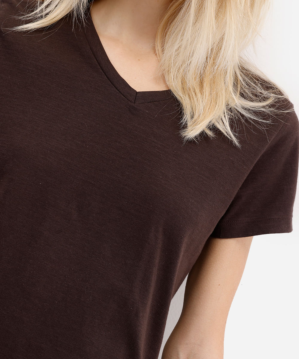 camiseta feminina flamê de algodão básica manga curta decote v marrom